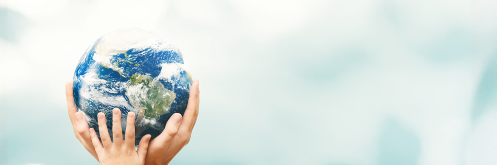 両手で地球を支えるイメージ。海外への視野を広げる視察ツアーを表している