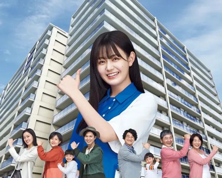あなぶきグループのCMシーン。マンションを背景に家族が並ぶイメージ